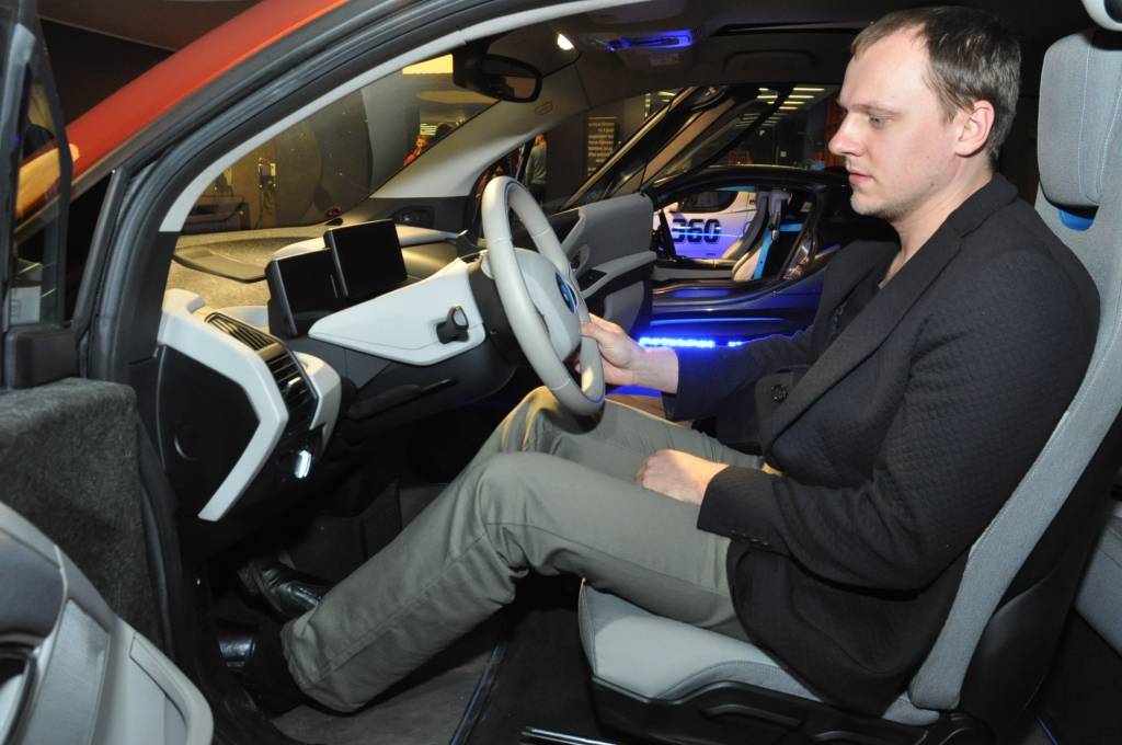 FOTO: Prezentē elektromobiļus