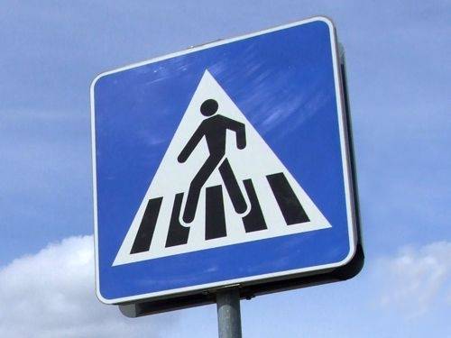 Liepājā uz gājēju pārejas uzbrauc meitenei un pamūk