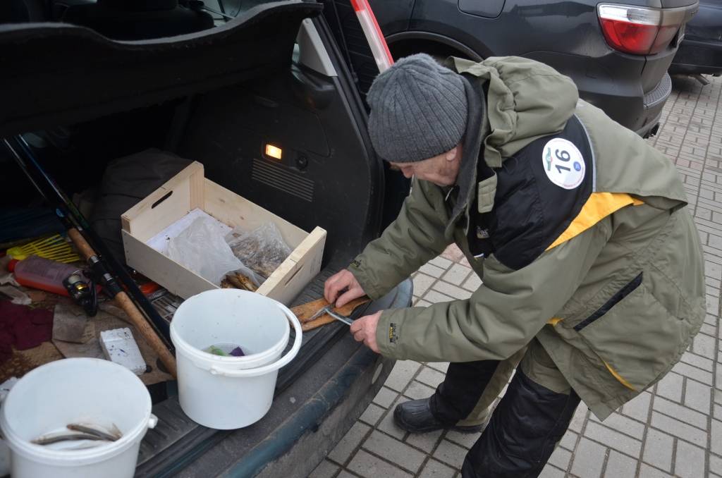 FOTO: Liepājā sākas Stinšu svētki; sacensībās noķer arī butes un vēdzeli