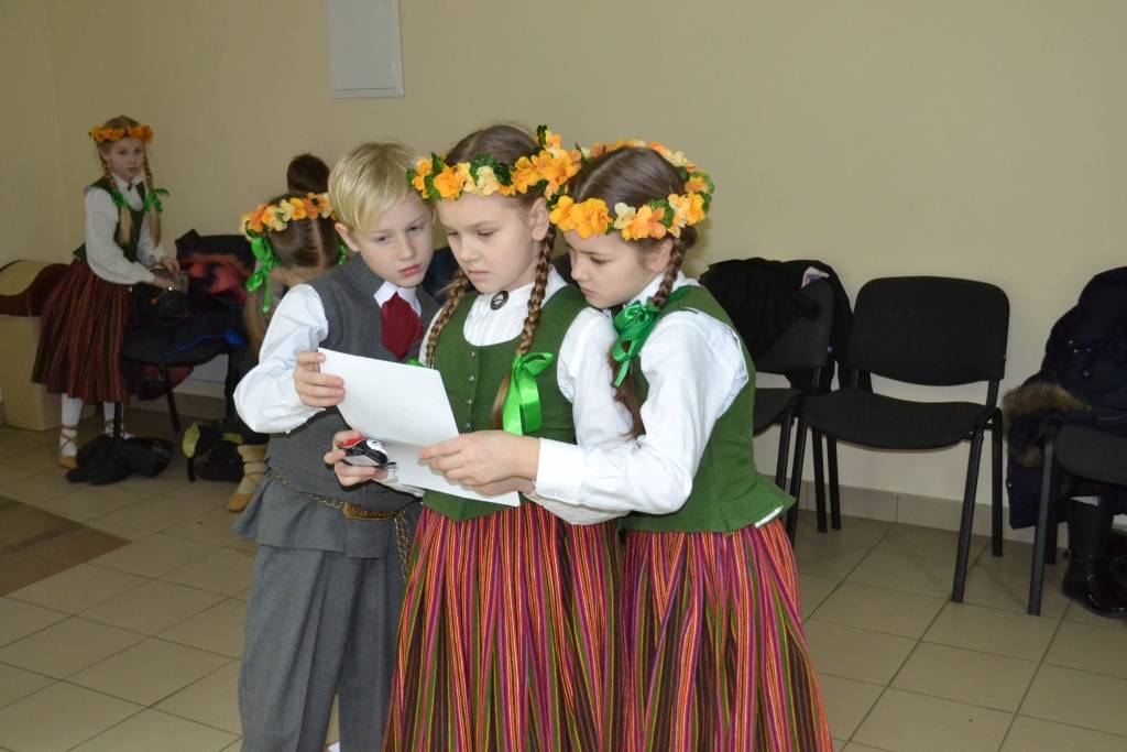 FOTO: Izdejo Valentīndienas koncertu Medzes kultūras namā