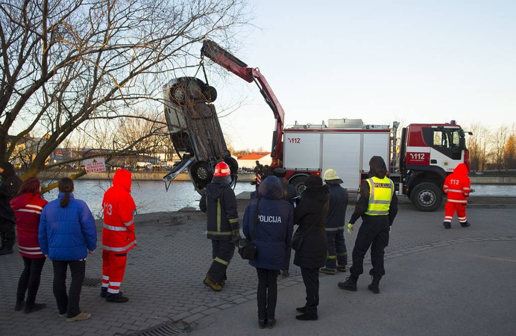 Vēl nav atrasts Liepājas kanālā iebraukušā auto vadītājs