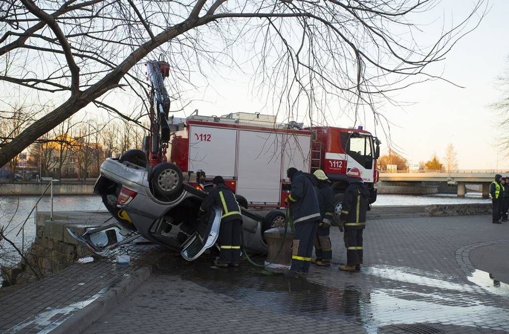 Vīrietis, kurš ar automašīnu iebrauca kanālā, atrasts noslīcis