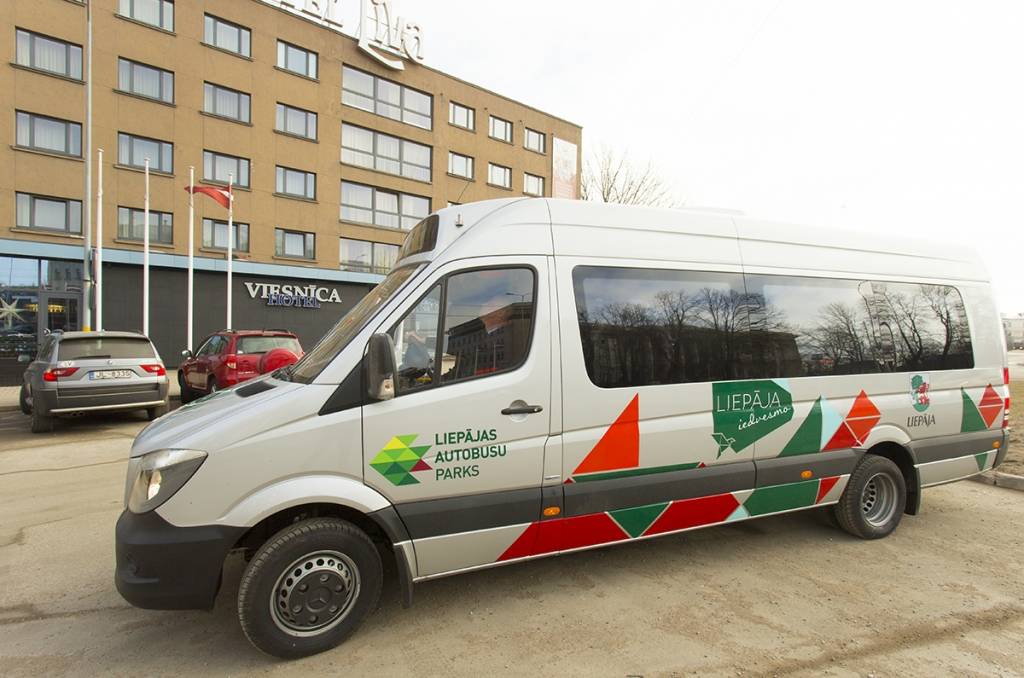 FOTO: Prezentē jaunos mikroautobusus, kas kursēs Liepājas ielās