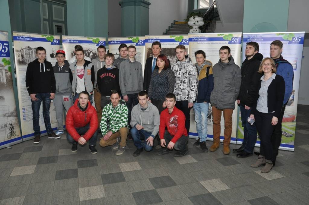 FOTO: Atklāj Liepājas Valsts tehnikuma 95. gadu jubilejai veltītu izstādi