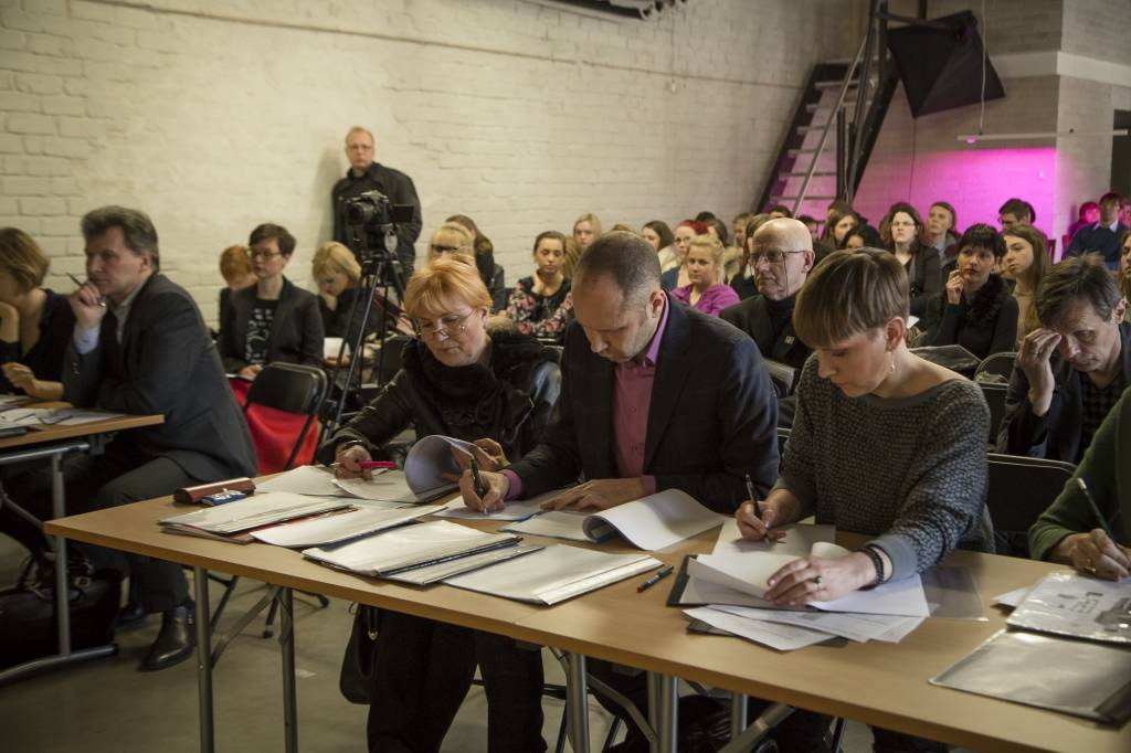 Liepājas Dizaina un mākslas vidusskolas audzēkņi prezentē kvalifikācijas darbu idejas 