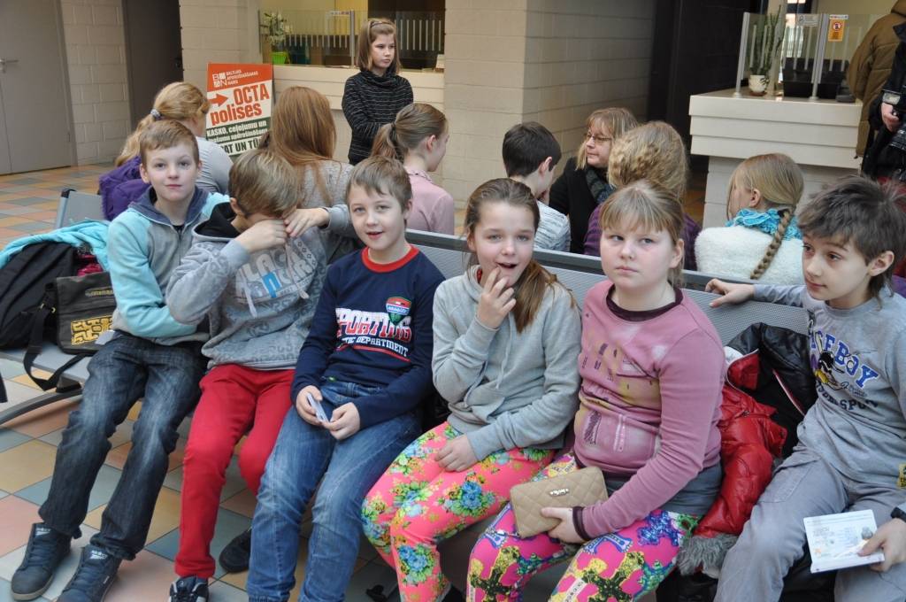 FOTO: Rucavas pamatskolas audzēkņi kārto veloeksāmenu 