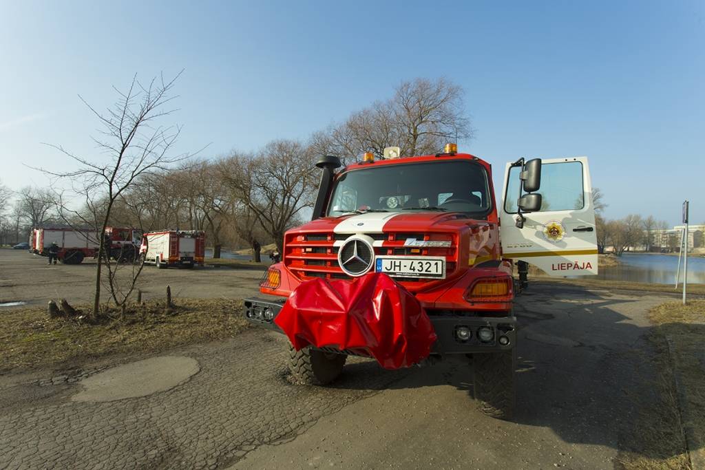 FOTO, VIDEO: Ugunsdzēsēji pārbauda darba tehniku