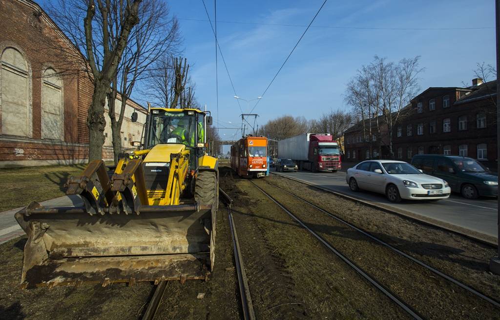 Demontē vecās tramvaja sliedes