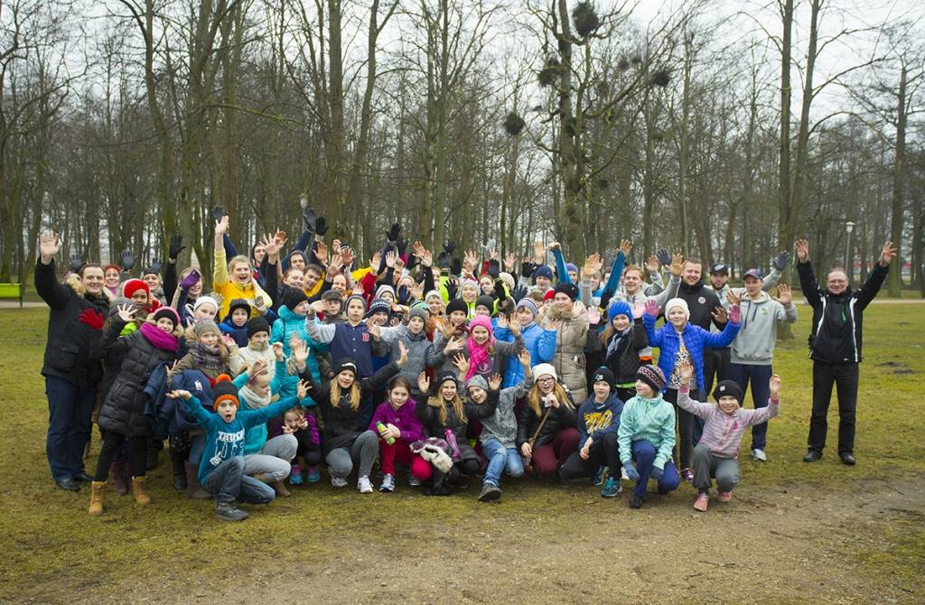 FOTO: Skolēni un hokejisti vienojas kopīgā skrējienā