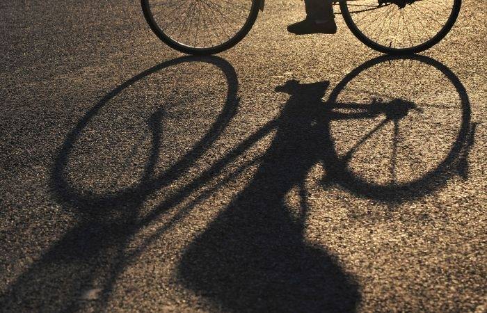 Neuzmanīgi vadot velosipēdu, uzbrauc gājējai