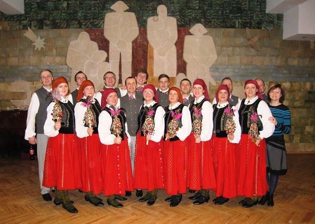Nīcas dejotāji gatavojas skatei un iedzīvina senās tradīcijas