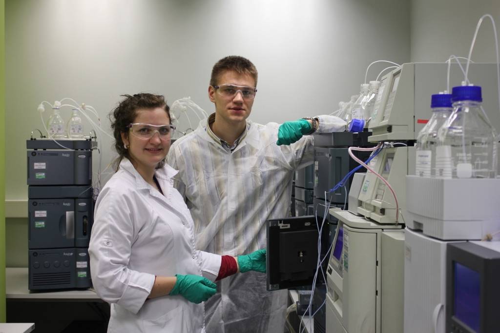 Skolēns no Liepājas uzzina par ķīmiķa profesiju  uzņēmumā "Grindeks"