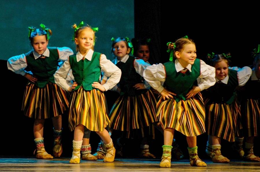 Bērnu tautas deju svētki "Pilna sauja dzintariņu"
