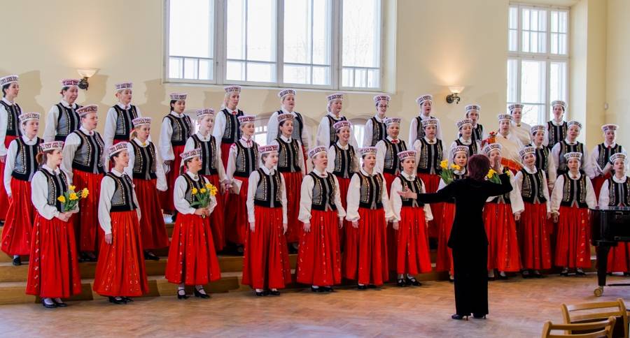 Sieviešu koris "Aija" ieskandinās pavasari koncertā "Es bij’ meita, man bij’ vara"
