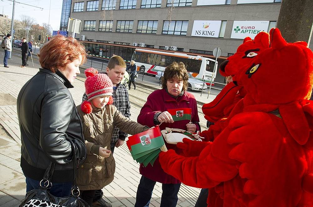 Atzīmējot Liepājas 390. gadadienu, iedzīvotājiem dalīs lentītes pilsētas karoga krāsās