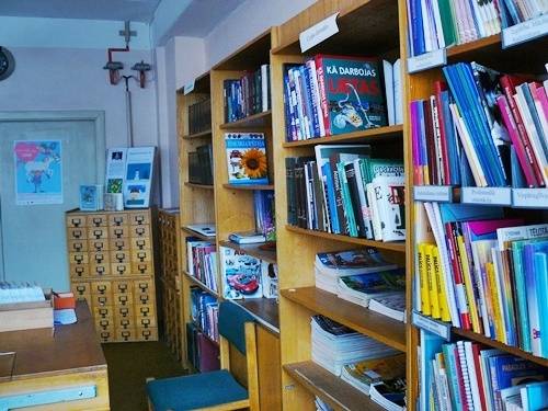 Satraucas par mazo skolu bibliotekāru algām pēc skolu finansējuma reformām