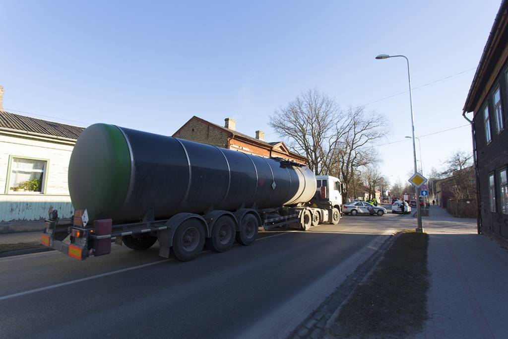 FOTO: Liepājā divu operatīvo transportlīdzekļu sadursmē cietuši policisti
