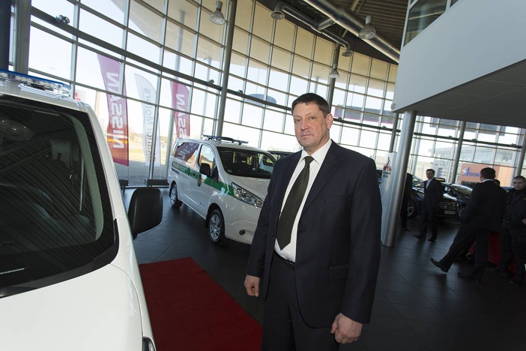 FOTO: Pašvaldības policijai nodod jaunos elektromobiļus