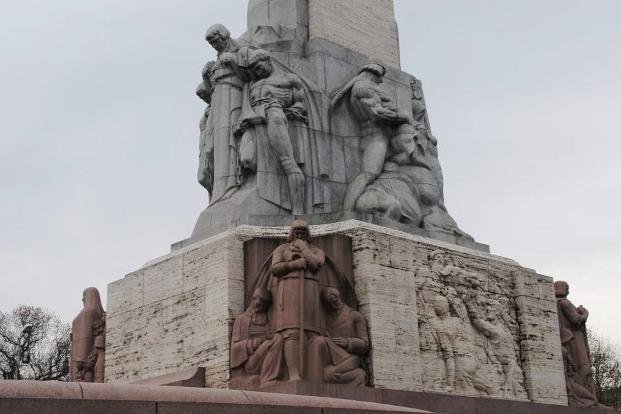 Rīgā notiek leģionāru piemiņas pasākumi; aicina neļauties provokācijām