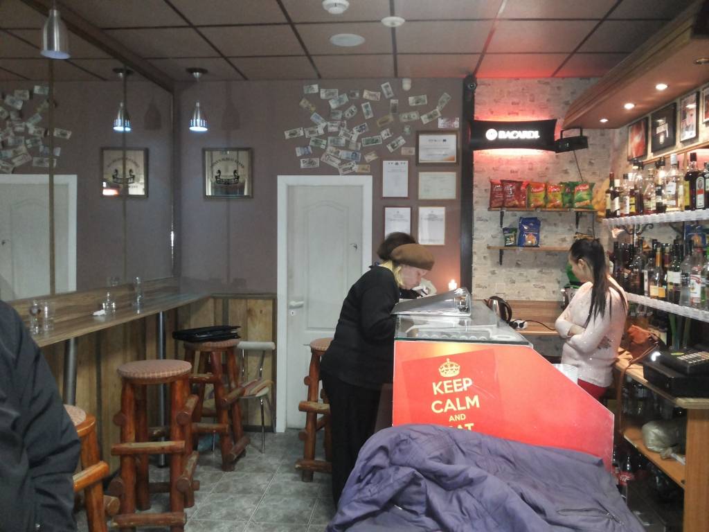 Policija reida laikā konstatē pārkāpumus bārā Siena ielā