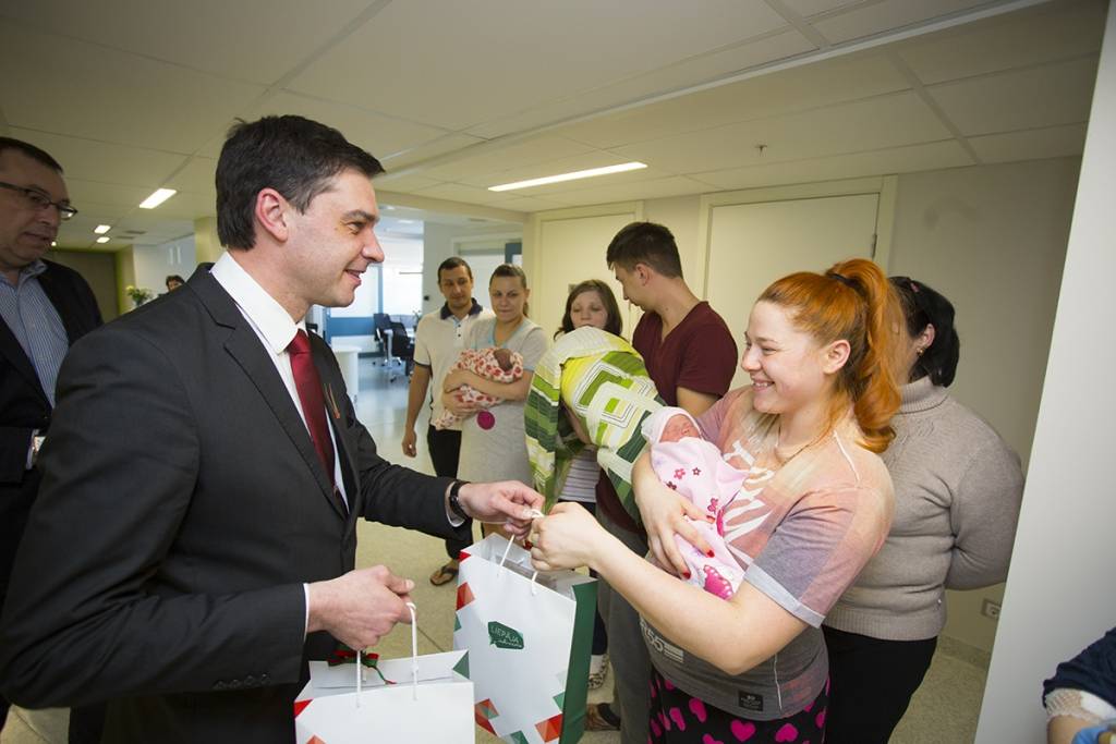 Trīs puikas un trīs meitenes Liepājas dzimšanas dienā