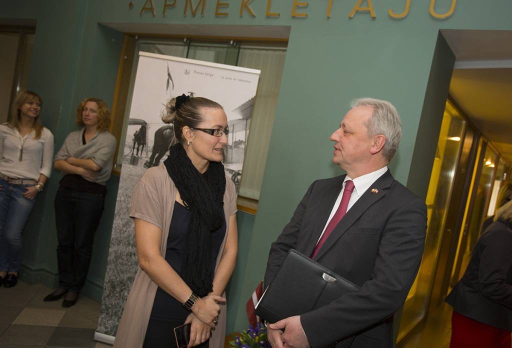 FOTO: Liepājā skatāma beļģu pastkaršu izstāde "Postwar"