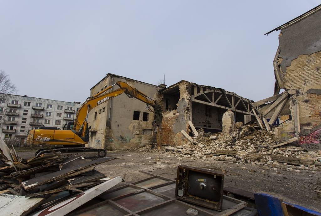 Demontē bijušā kultūras nama "Baltika" ēku