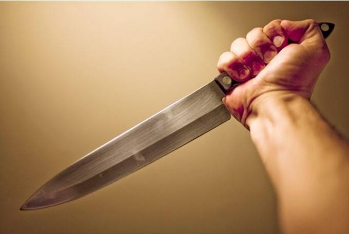 Bruņots vīrietis cenšas ielauzties dzīvoklī