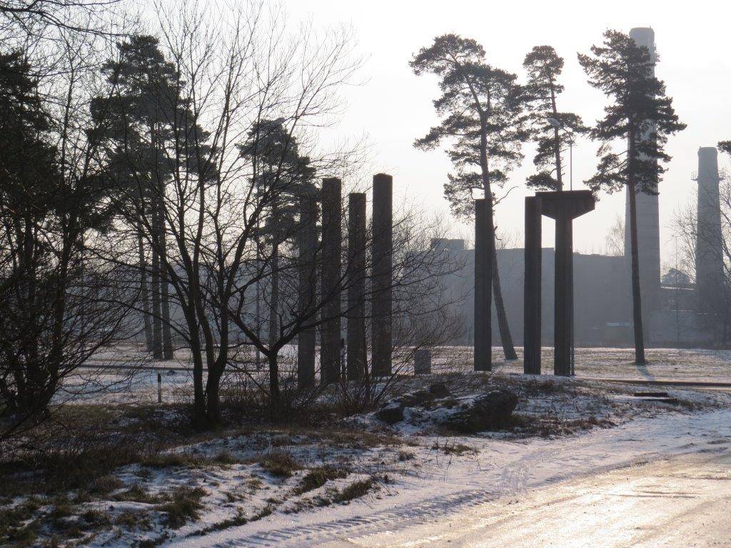 Liepājā demontē bīstamas, nevienam nepiederošas būvkonstrukcijas