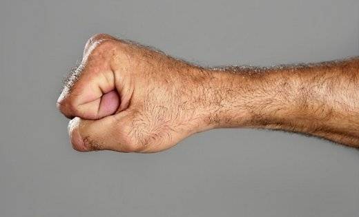 Masveida kautiņā smagi piekauj vīrieti