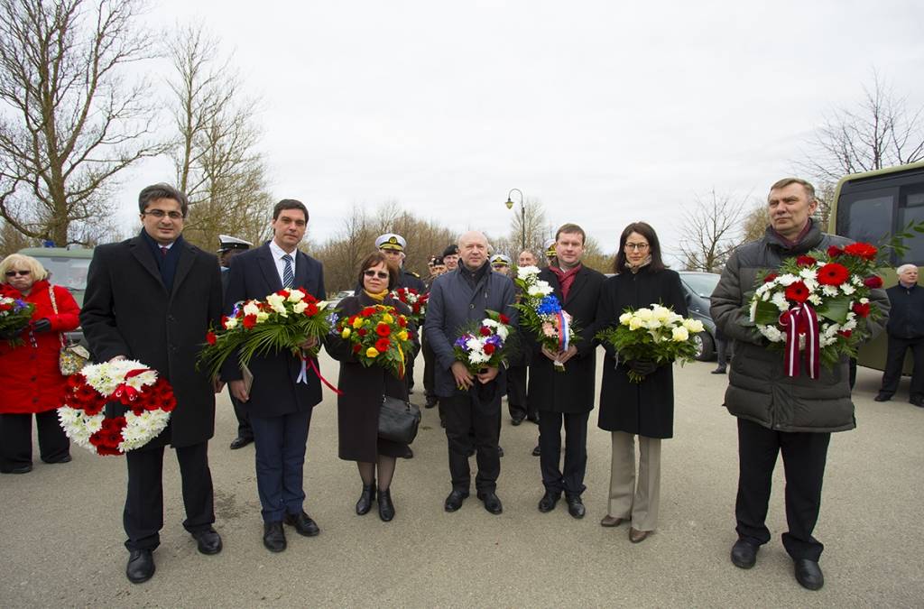 FOTO: Liepājā piemin pirms 65 gadiem virs Baltijas jūras notriektos ASV pilotus