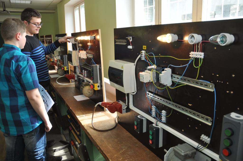 FOTO: Jaunieši uzzina par sev tīkamajām profesijām