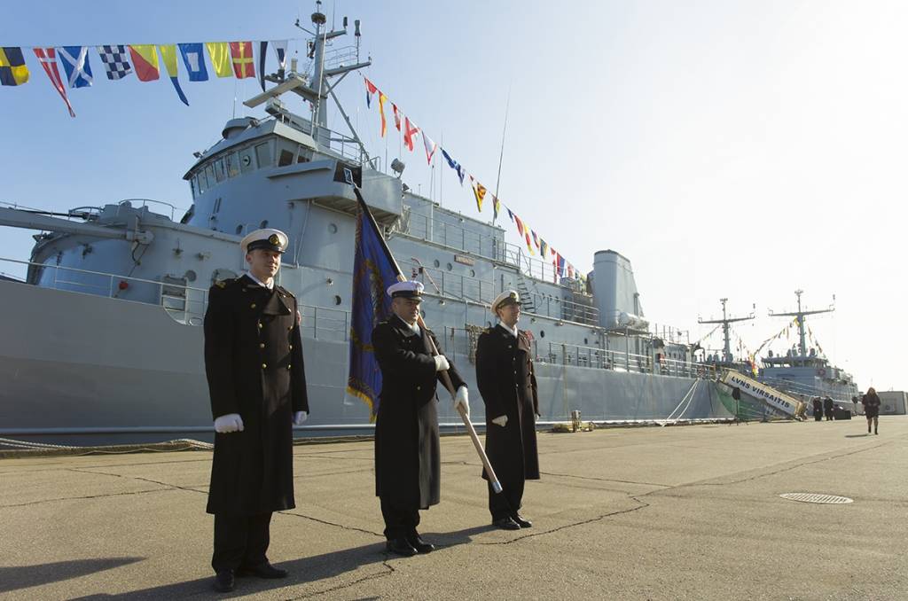 FOTO: Liepājā atzīmē atjaunoto Jūras spēku 23.gadadienu