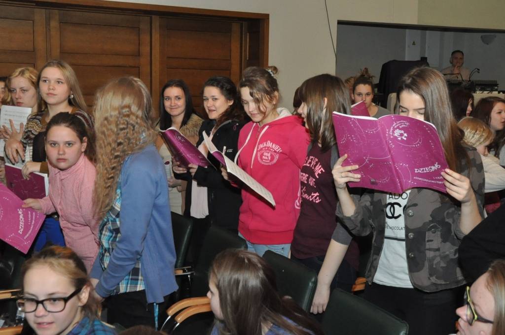 FOTO: Skolu kori gatavojas jaunatnes dziesmu un deju svētkiem