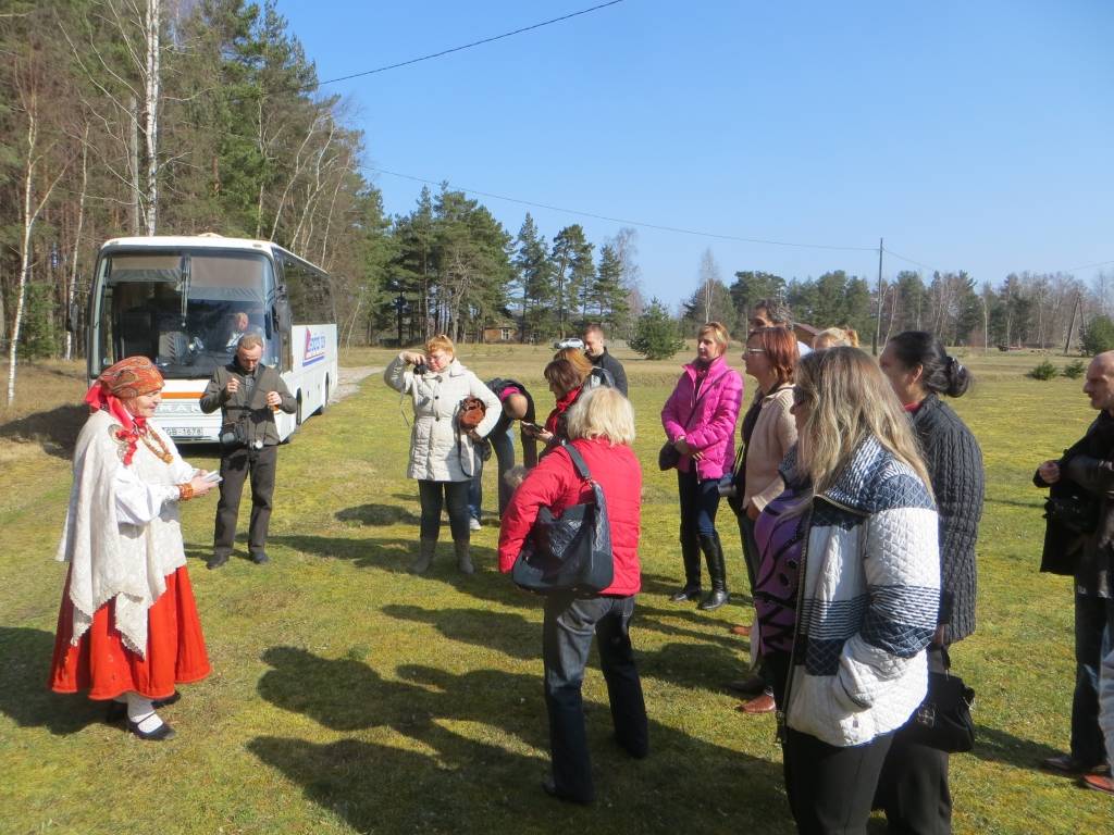 Nīcas novada "Galdniekos" iepazīstina cittautiešus ar latviešu kultūras tradīcijām