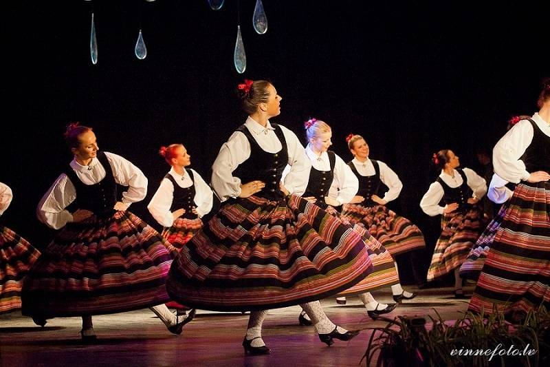 Aicina uz Tautas deju festivālu "Aprīļa pilieni"