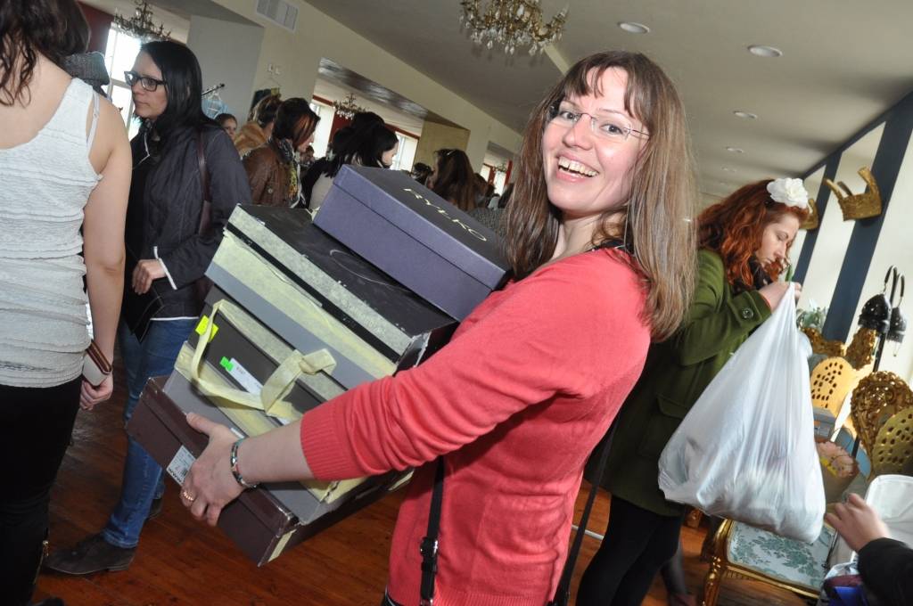 FOTO: Iegādājas noderīgas lietas mantu un drēbju tirdziņā