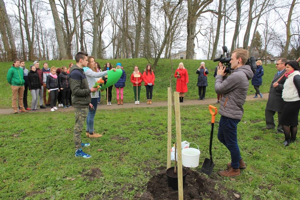 Grobiņas skolēni iesaistās konkursā "Es varu būt zaļš" un stāda skābaržus