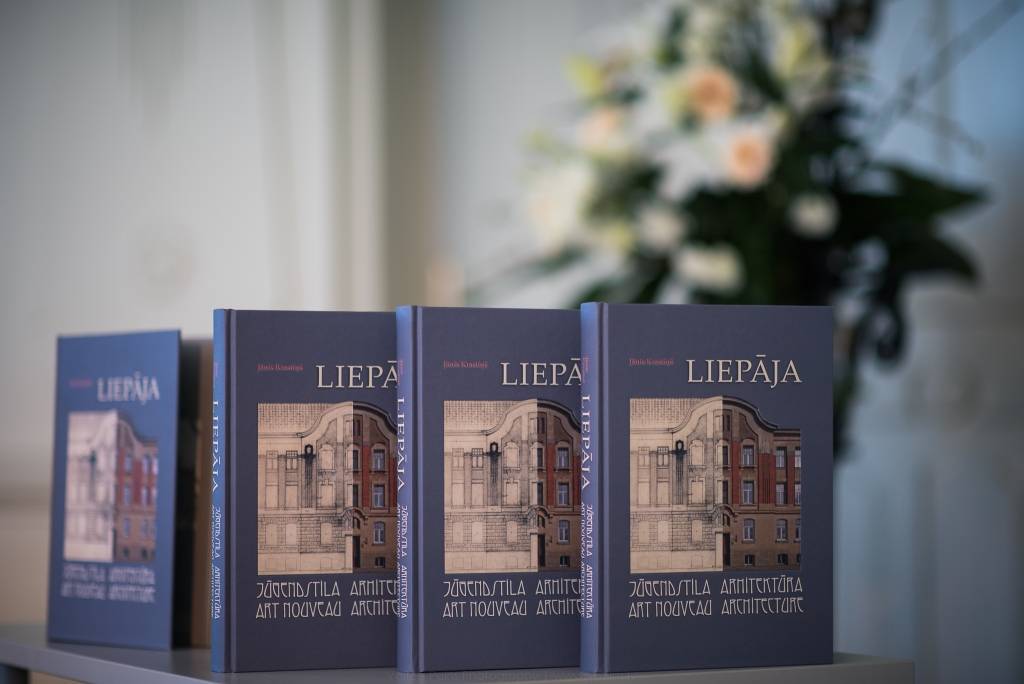 Atvērta grāmata "Liepāja. Jūgendstila arhitektūra"