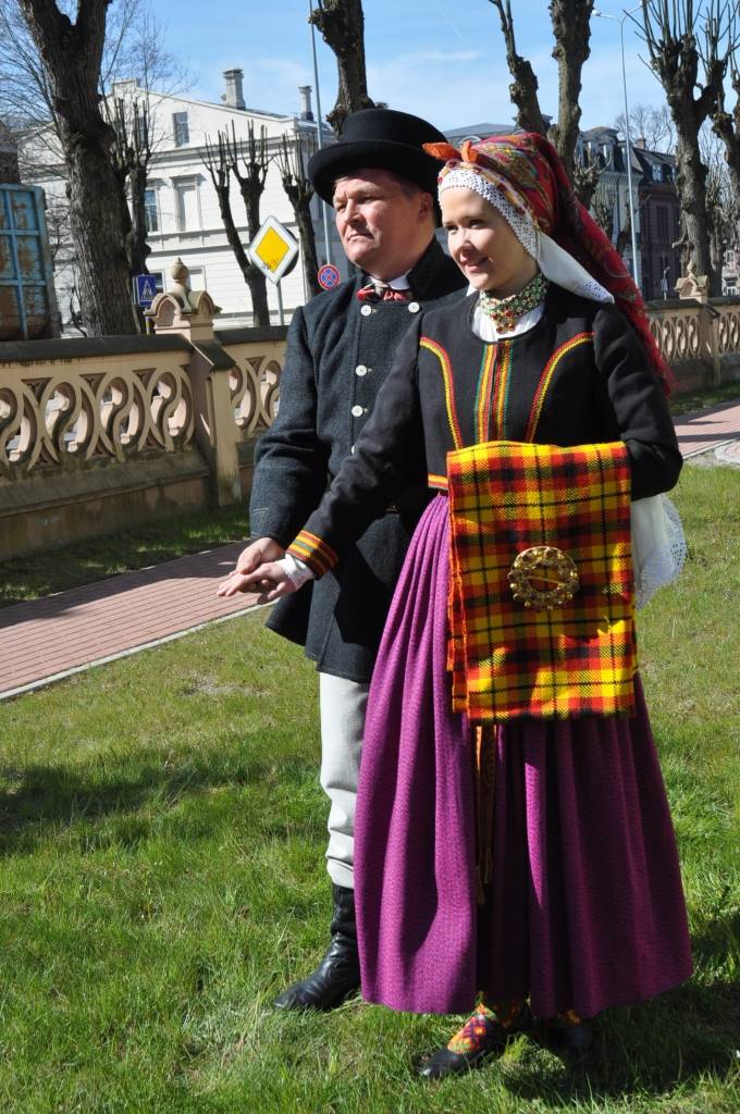 FOTO: Ceļ godā Kurzemes tautastērpus