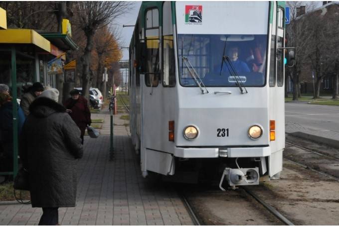 Pusaudzis izlec no braucoša tramvaja