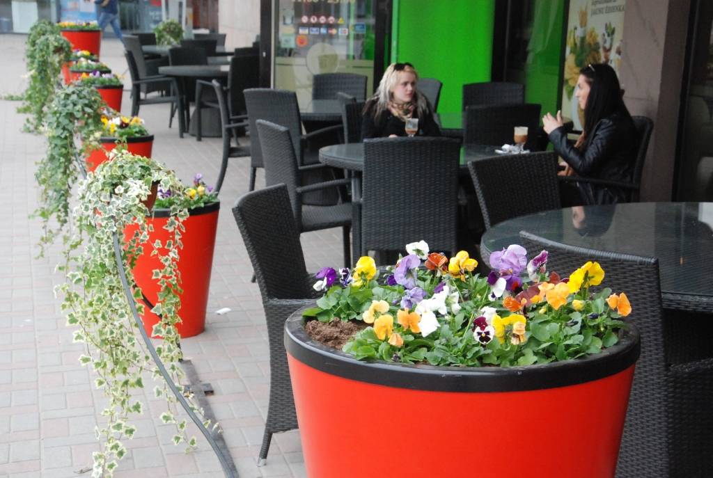 FOTO: Silto laiku Liepājā var baudīt jau pie āra galdiņiem