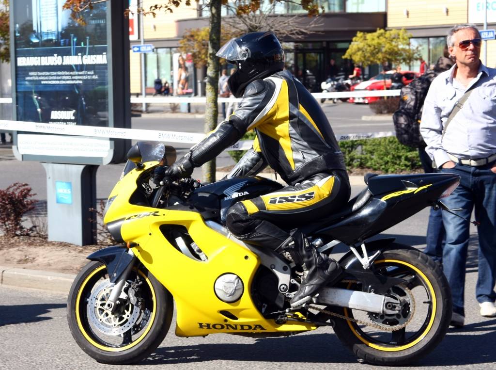 Ceļu satiksmes negadījumos cietuši vairāki motociklisti un riteņbraucēji