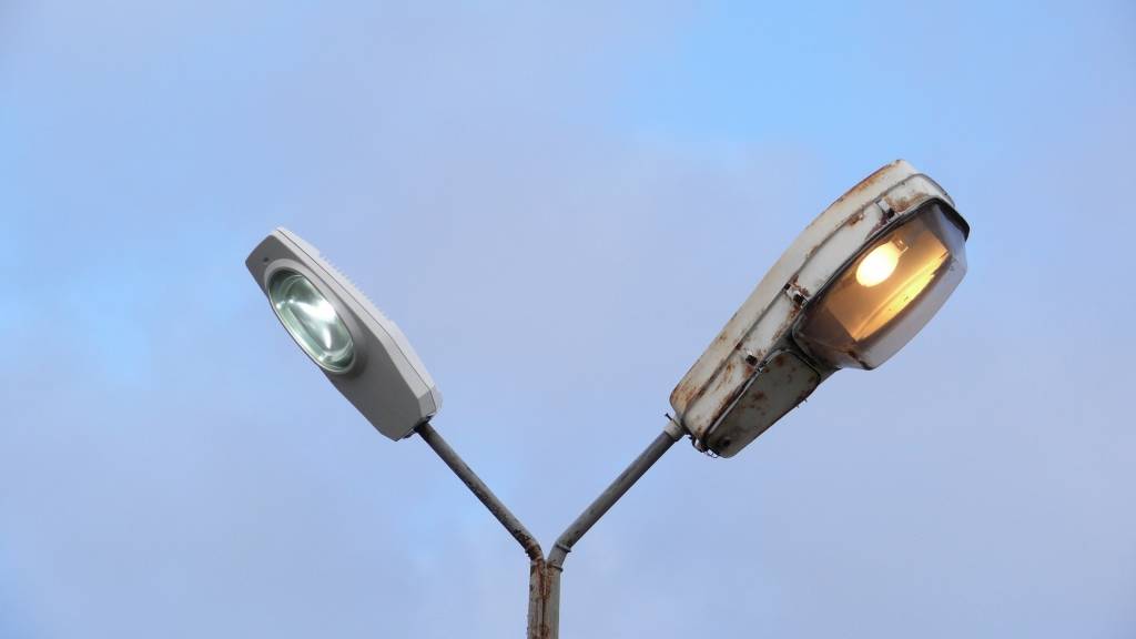 Liepājniekus aicina ziņot par apzinātu ielu gaismekļu bojāšanu