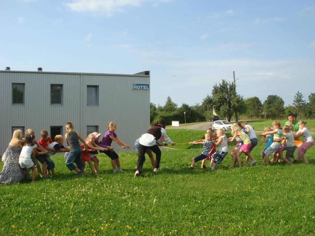 Var pieteikties dalībai bērnu un jauniešu atpūtas nometnēs