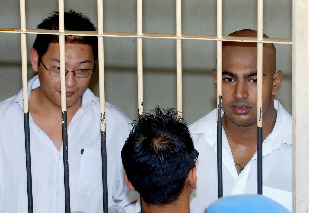 Tuvinieku asaras un Austrālijas nosodījums nelīdz - Indonēzija izpildīs nāvessodu Bali devītnieka locekļiem