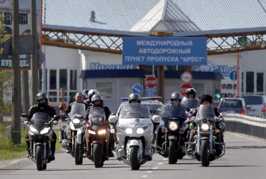 Putina baikeri sola turpināt "uzvaras braucienu" par spīti šķēršļiem Polijā