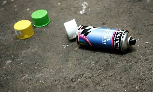 Jaunietis apzīmē ēku