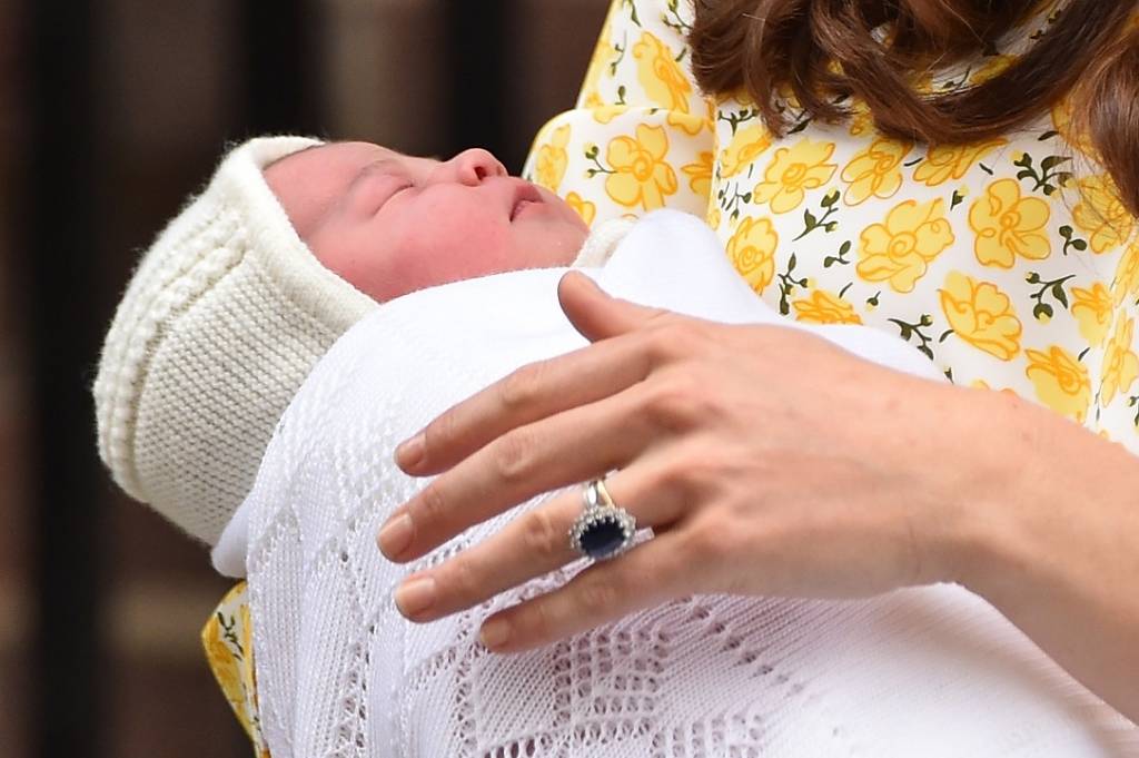 Lielbritānijas karaliskais pāris vēl neatklāj jaundzimušās princeses vārdu
