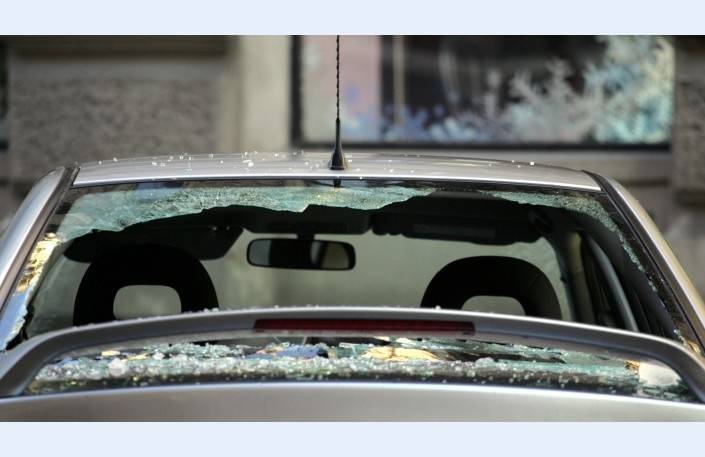 Liepājā demolē un apzog automašīnas